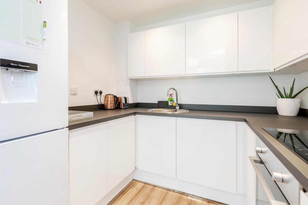 *spacious-modern One Bed Flat. Riverside Location* * Londra