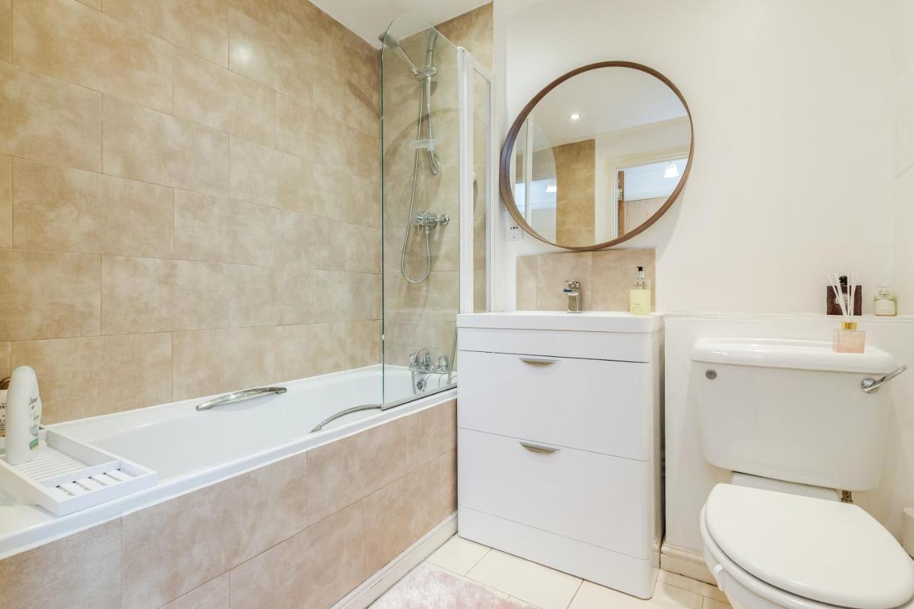 *spacious-modern One Bed Flat. Riverside Location* * Londra