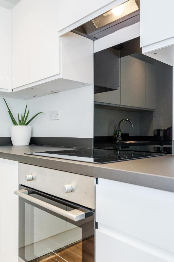 *spacious-modern One Bed Flat. Riverside Location* Appartamento *